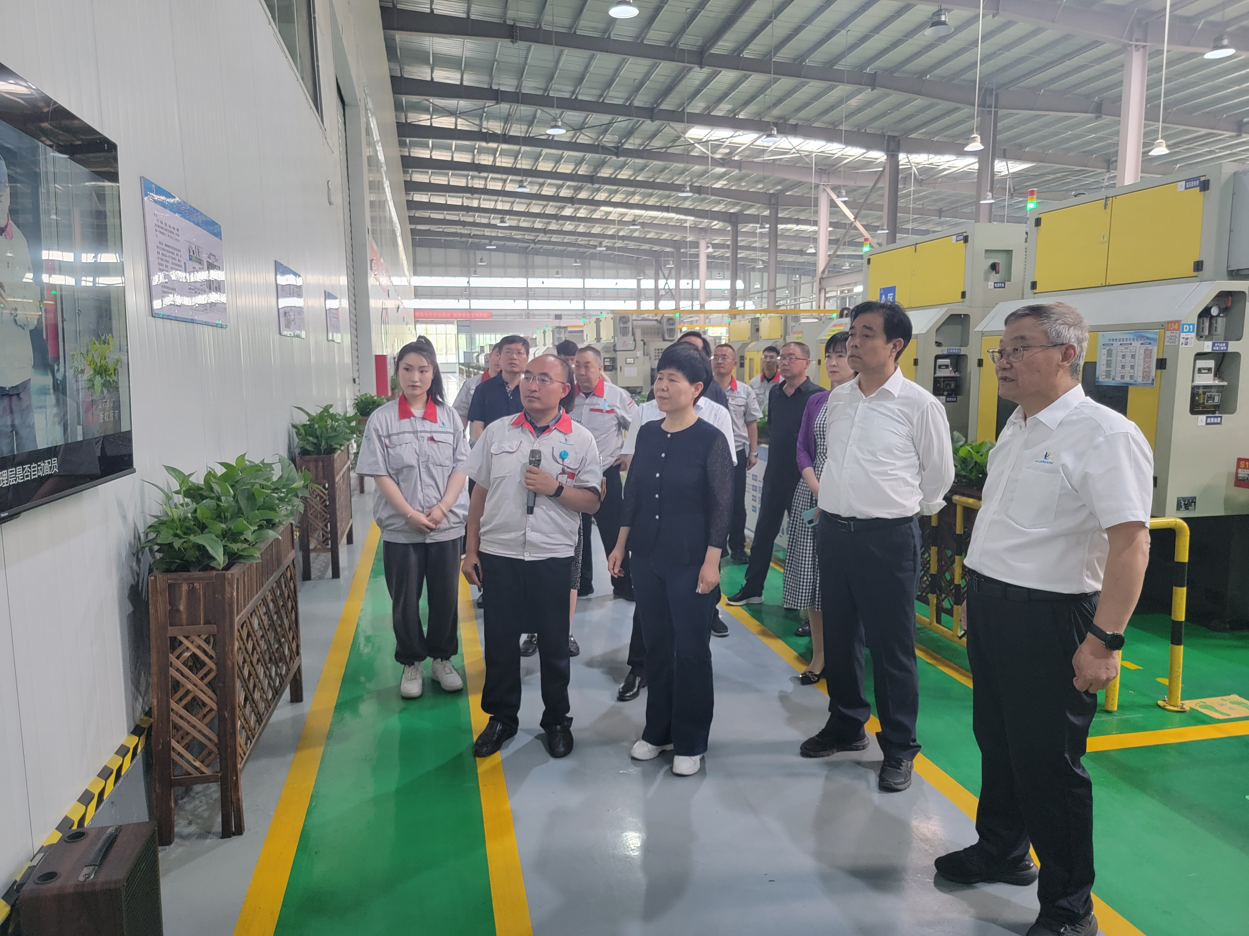 省工商联主席景普秋深入qg刮刮乐官网集团走访调研