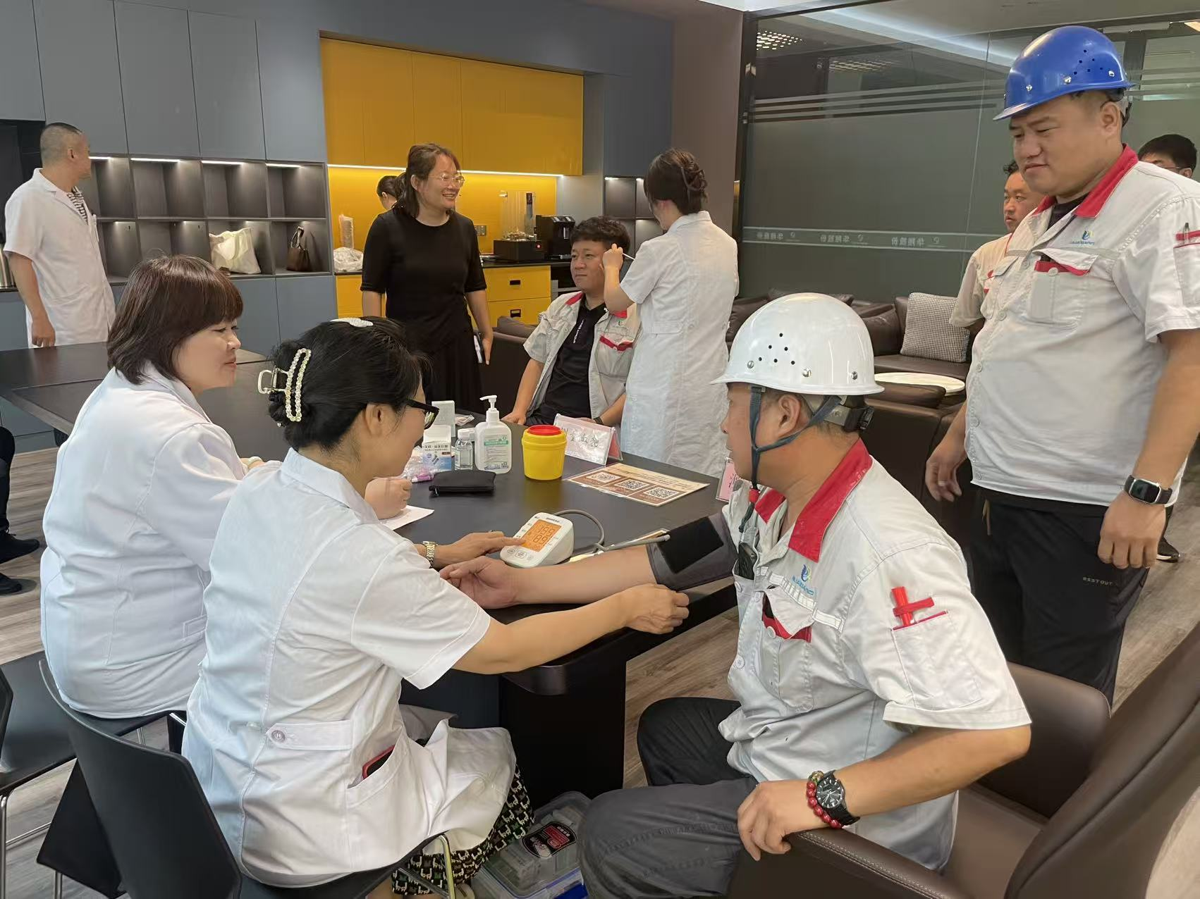 临汾市中医院走进qg刮刮乐官网集团开展“主题党日”为民办实事义诊活动 筑牢职工健康防线